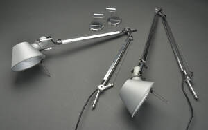 Michele De Lucchi  Giancarlo Fassina. To bordlamper til montering på skrivebord. 2 Denne vare er sat til omsalg under nyt varenummer 4147348