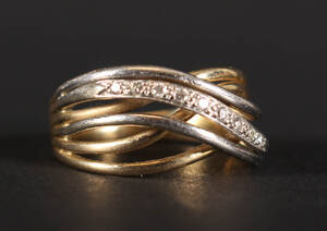 Cross over ring med diamanter, 14 kt. guld