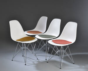 Charles Eames. Sæt på fire spisestole med skal af hvid plast, model DSR 4