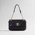 Chanel, flap i svart quiltat och perforerat skinn