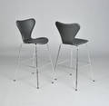 Arne Jacobsen 1902 - 1971. Par barstole model 3197 Syver  med sort læder 2