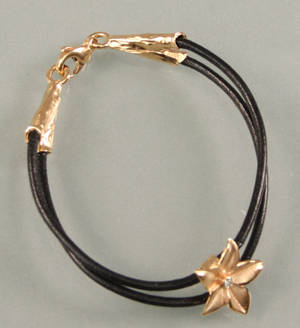 Armbånd med vedhæng i guld med brillant 0,04 ct.