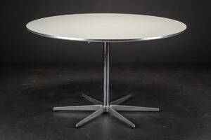 Arne Jacobsen. Cirkulært spisebord  Denne vare er sat til omsalg under nyt varenummer 4535149