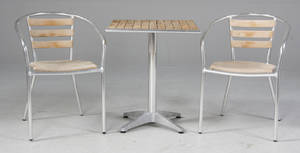 Cafésæt af aluminium og teak. Kvadratisk bord samt to armstole 3