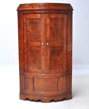 Senempire hjørneskab af mahogni. 1800-tallet anden del