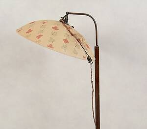 GOLVLAMPA, trä, 1930-tal.