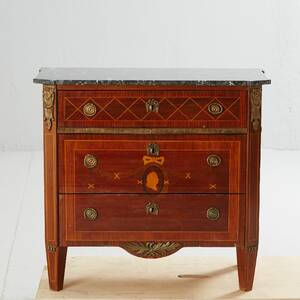 Byrå med stenskiva gustaviansk stil