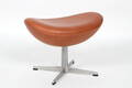 Arne Jacobsen. Skammel til Ægget, model 3127 med cognacfarvet anilin læder 