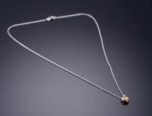 Bjarne Nordmark Henriksen. Brillantbesat hjertehalskæde af 14 kt. tofarvet guld