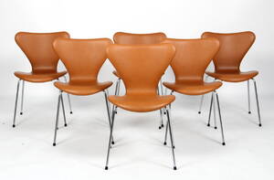 Arne Jacobsen. Seks syverstole model 3107, cognacfarvet læder 6  