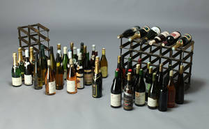 Samling vin og champagne samt vinreoler 56
