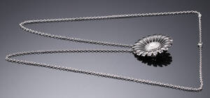Georg Jensen. Marguerit vedhæng og kæde af sterlingsølv med sort emalje. 
