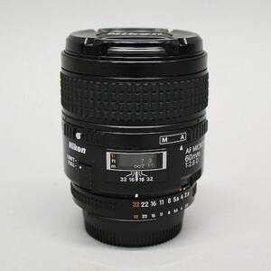 - Objektiv Nikon