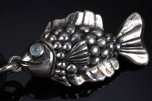 Ole Lynggaard. Stort My Friend, fisk vedhæng i sterlingsølv