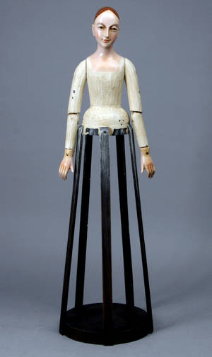 Katolsk kvindefigur i udskåret træ