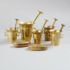 Dosor med lock samt mortlar i mässing