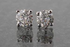 Brilliant-cut diamond earrings, approx. 0.84 ct. 2