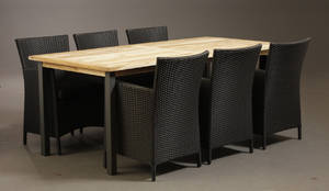 Havebord af teakaluminium samt 6 stole af polyrattan 7