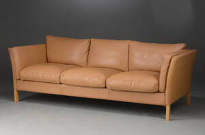 Dansk møbelproducent. Trepers sofa med brunt læder