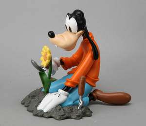 Walt Disney figur forestillende Fedtmule i haven
