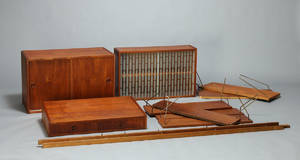 Dansk møbelproducent. Væghængt reolsystem