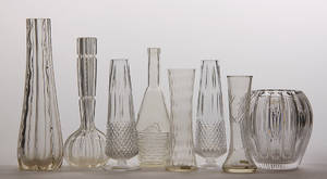 En samling vaser og hyacintglas af klart og farvet glas. 22