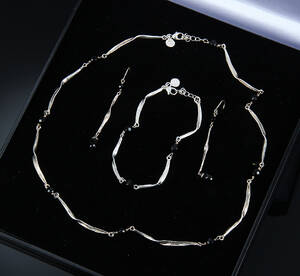 Flora Danica Jewellery. Smykkesæt af sterlingsølv prydet med onyx