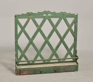 Tallerkenrække af grønbemalet træ, ca. 1900-tallet