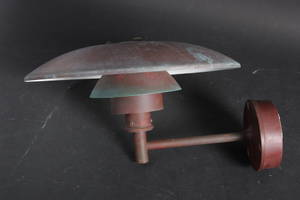 Poul Henningsen 1894 - 1967. Væglampe i patineret kobber.