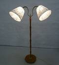 Golvlampa i trä. B212
