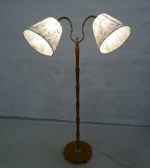 Golvlampa i trä. B212