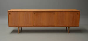 Dansk møbelproducent lav skænk i eg