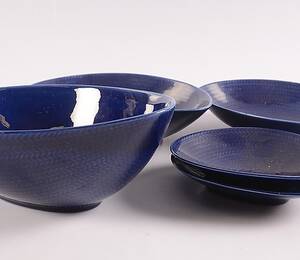 SKÅLAR SAMT UPPLÄGGNINGSFAT, 5 delar flintgods, Blå Eld, Hertha Bengtsson, Rörstrand.