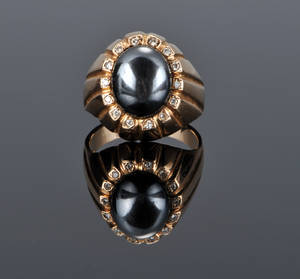 Guldring med hæmatit og brillanter