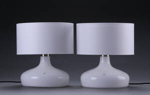 Et par Holmegaard bordlamper af opalglas, model Mood med hvide skærme 2