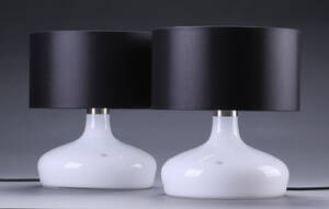 Et par Holmegaard bordlamper af opalglas, model Mood med sorte skærme 2. 