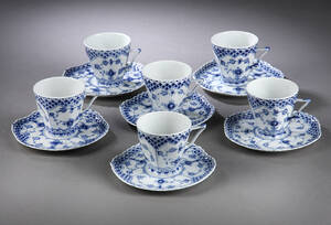  Royal Copenhagen. Musselmalet helblonde seks par kaffekopper af porcelæn, nr. 1036.  12