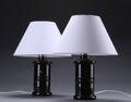 Et par Holmegaard Apoteker-bordlamper af opalglas med hvide skærme 2