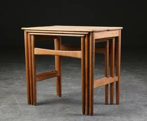 Hans J. Wegner. Sæt indskudsborde af egetræ 3