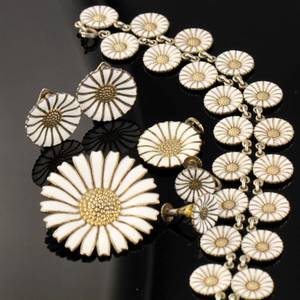 A. Michelsen. Marguerit smykker.