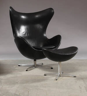 Arne Jacobsen. Lænestol Ægget samt skammel med originalt læder. 2