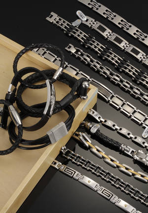 Parti herrearmbånd af stål, gummi og læder, præsentationsbakke 16