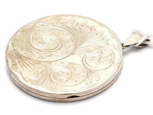 Medaljong med plastdetaljer