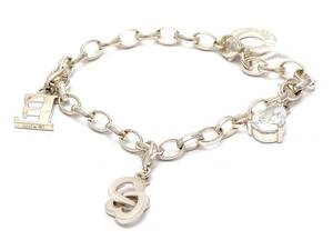 Armband med berlocker