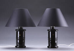 Et par Holmegaard Apoteker-bordlamper af opalglas med sorte skærme 2