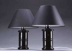 Et par Holmegaard Apoteker-bordlamper af opalglas med sorte skærme 2