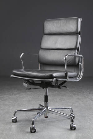 Charles Eames. Kontorstol, model EA-219, sort læder