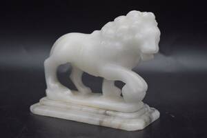 Lejonstaty i alabaster. G111