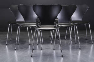 Arne Jacobsen. Syv sorte Syver-stole, Model 3107 7