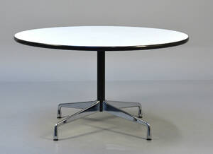 Charles Eames. Rundt spisebord  Segmented Table Ø 130 cm  Denne vare er sat til omsalg under nyt varenummer 4614559